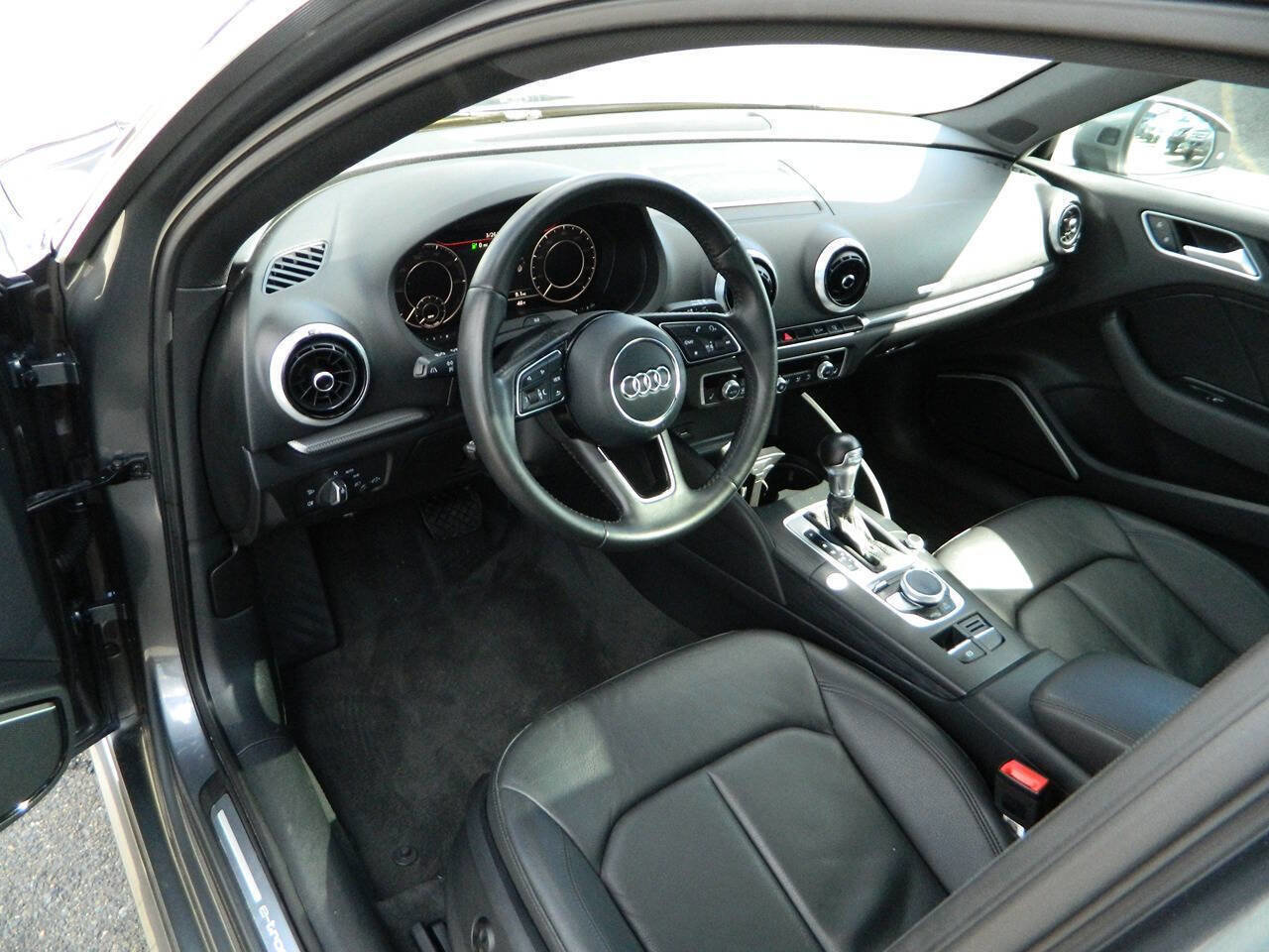 Used 2017 Audi A3 e-tron Prestige image 11