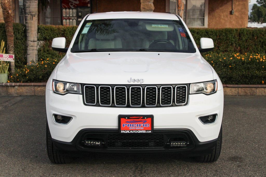 Used 2020 Jeep Grand Cherokee Laredo image 3