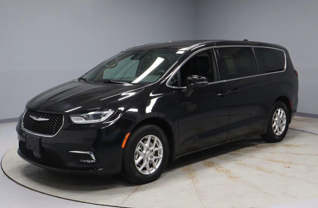 Used 2025 Chrysler Pacifica Select image 7