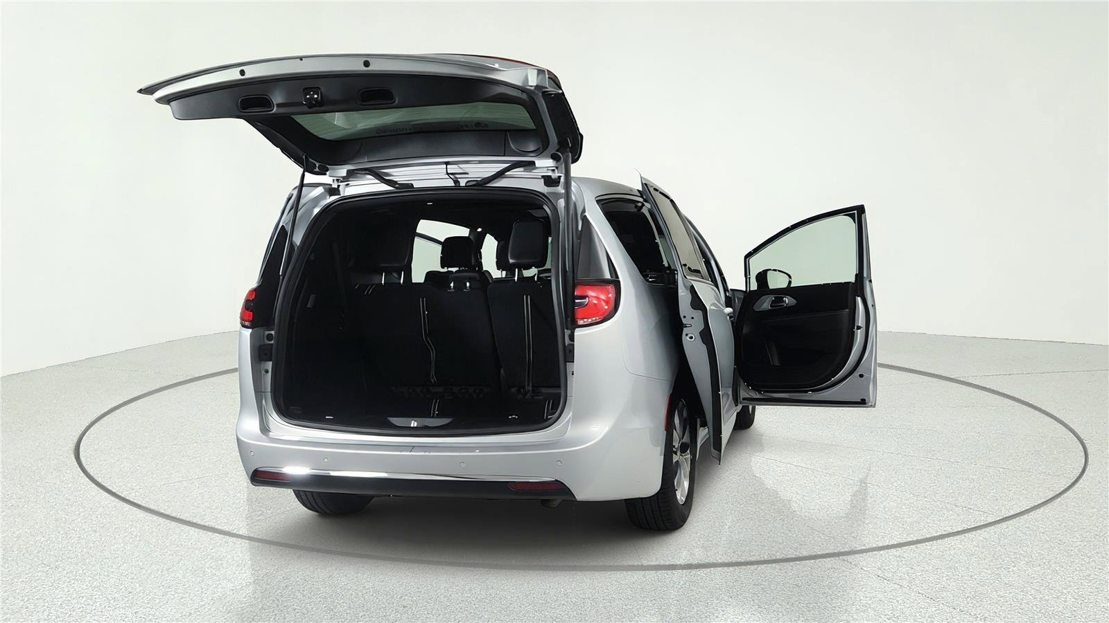 Used 2026 Chrysler Pacifica Limited FWD image 7
