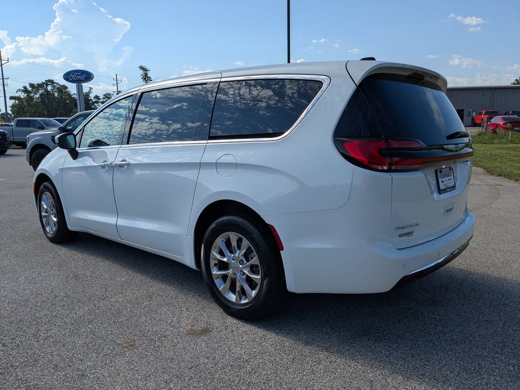 Used 2023 Chrysler Pacifica Touring-L AWD/4WD image 5