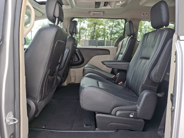 Used 2016 Chrysler Town & Country Touring-L FWD image 13