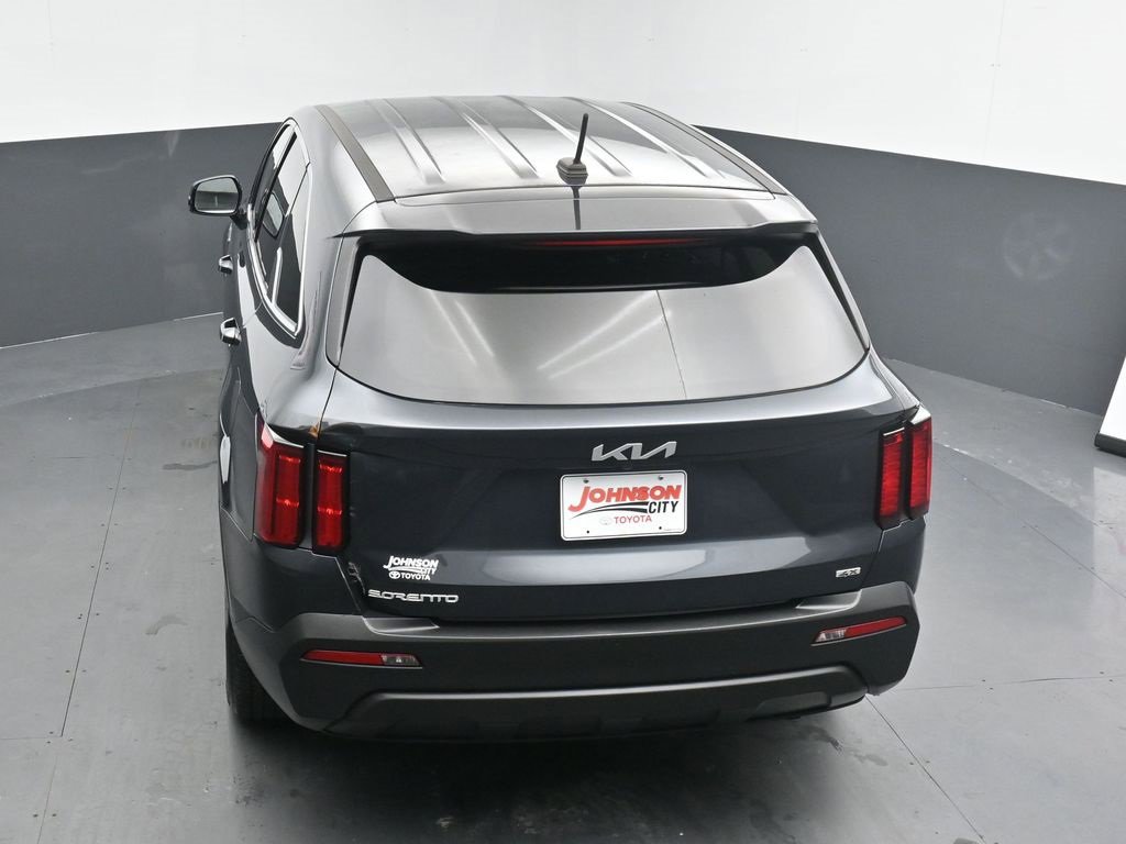 Used 2023 Kia Sorento LX image 32
