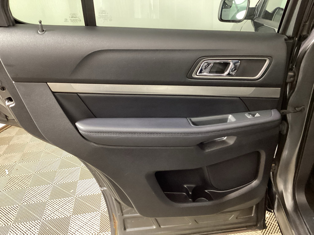 Used 2018 Ford Explorer XLT AWD/4WD image 14