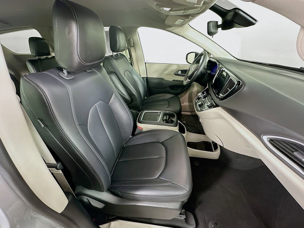 Certified 2024 Chrysler Pacifica Touring-L image 39