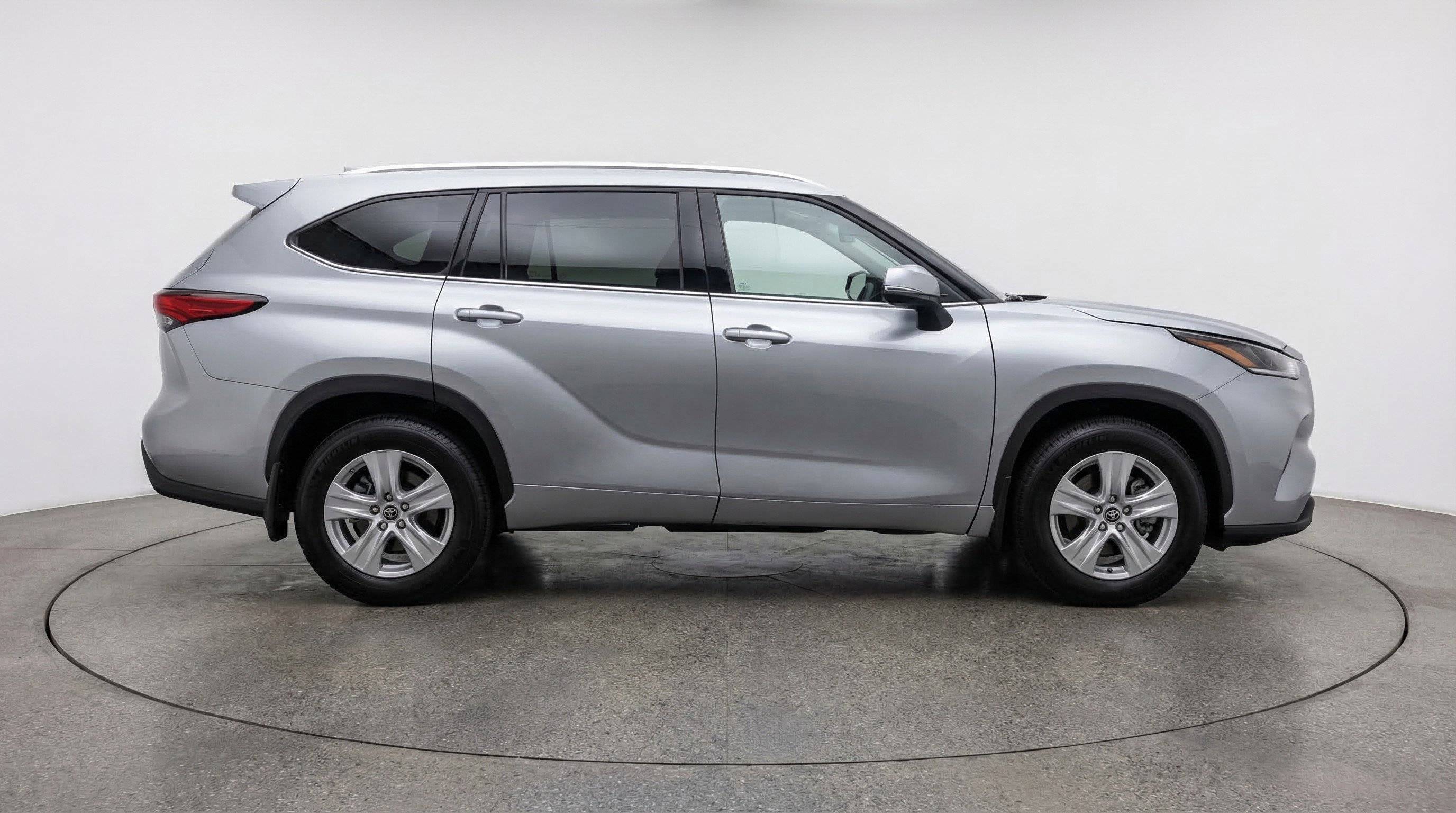 Used 2025 Toyota Highlander LE FWD image 11