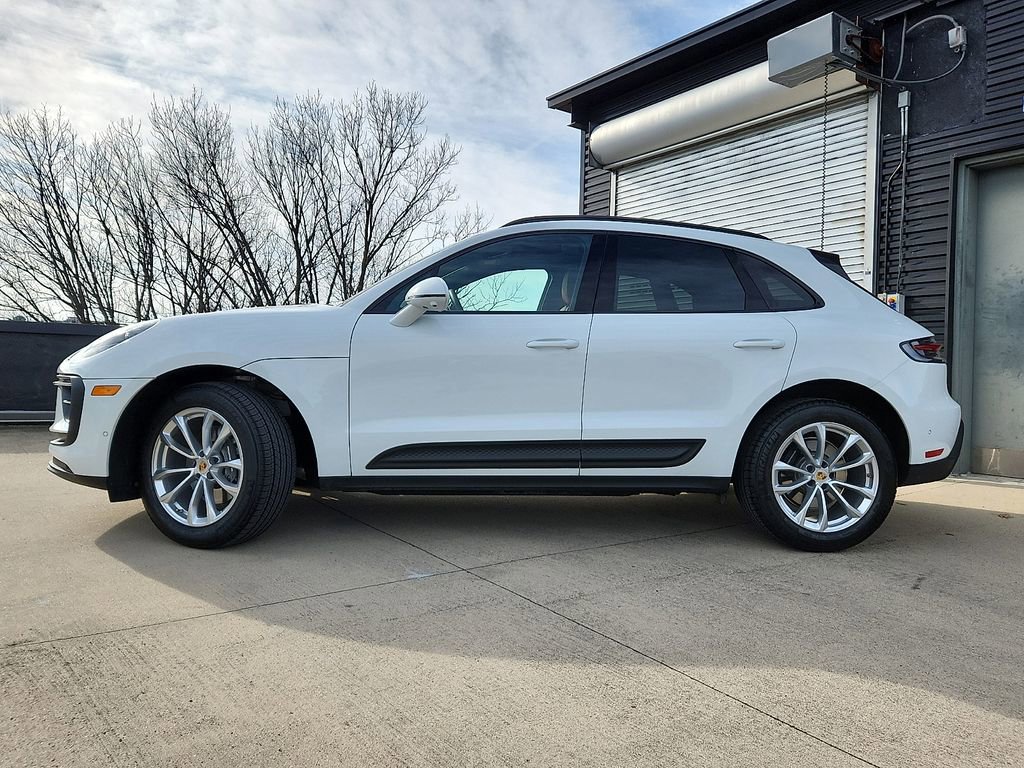 Certified 2025 Porsche Macan image 2