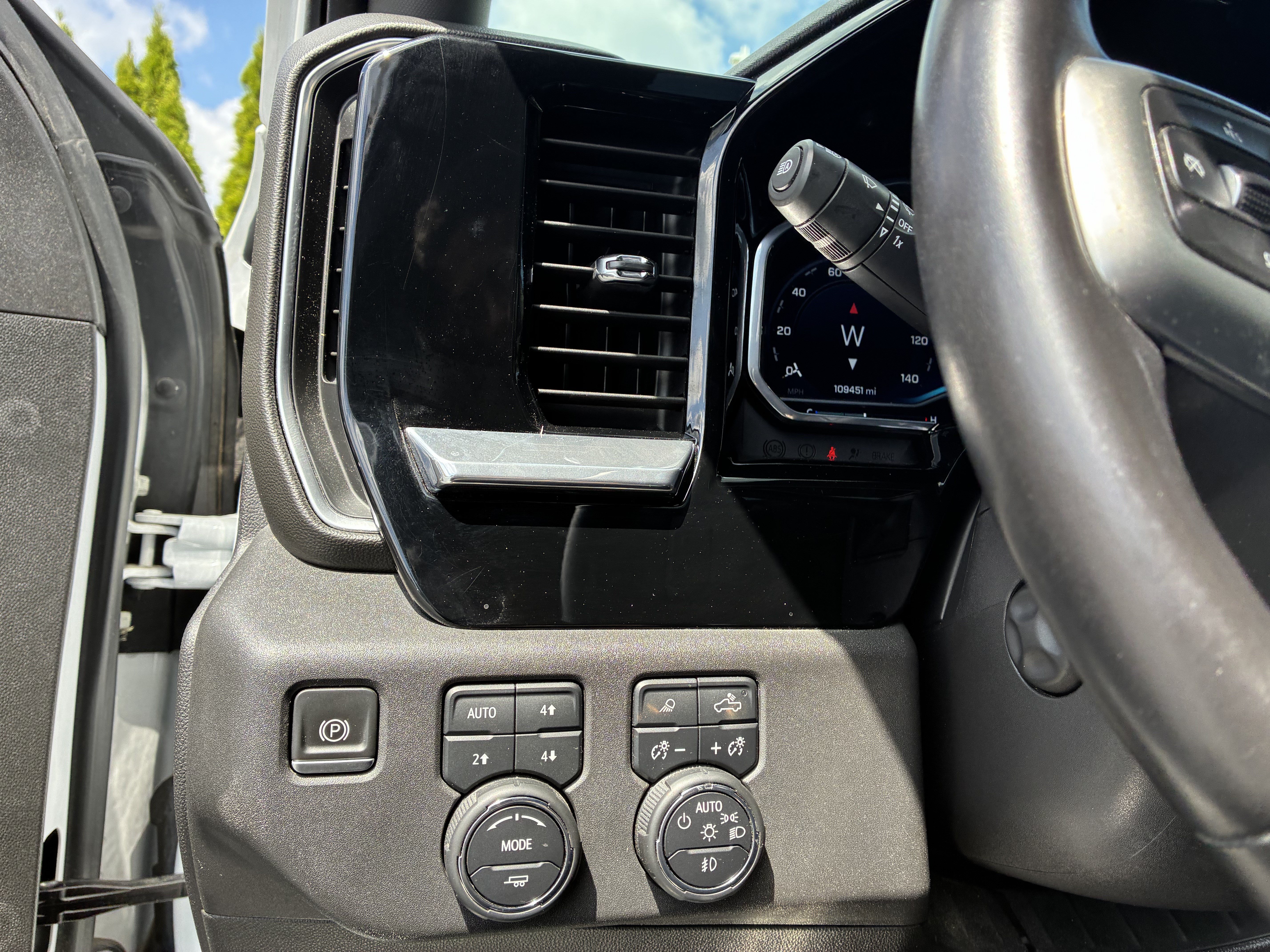 Used 2022 Chevrolet Silverado 1500 LTZ w/ LTZ Premium Package AWD/4WD image 28