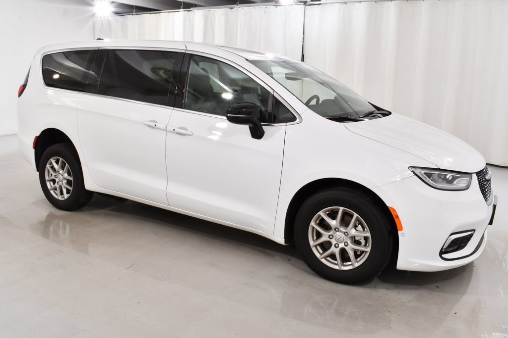 Used 2026 Chrysler Pacifica Select FWD image 6