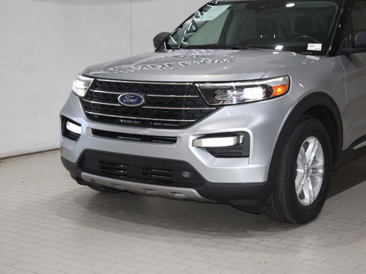 Used 2022 Ford Explorer XLT w/ Equipment Group 202A image 2