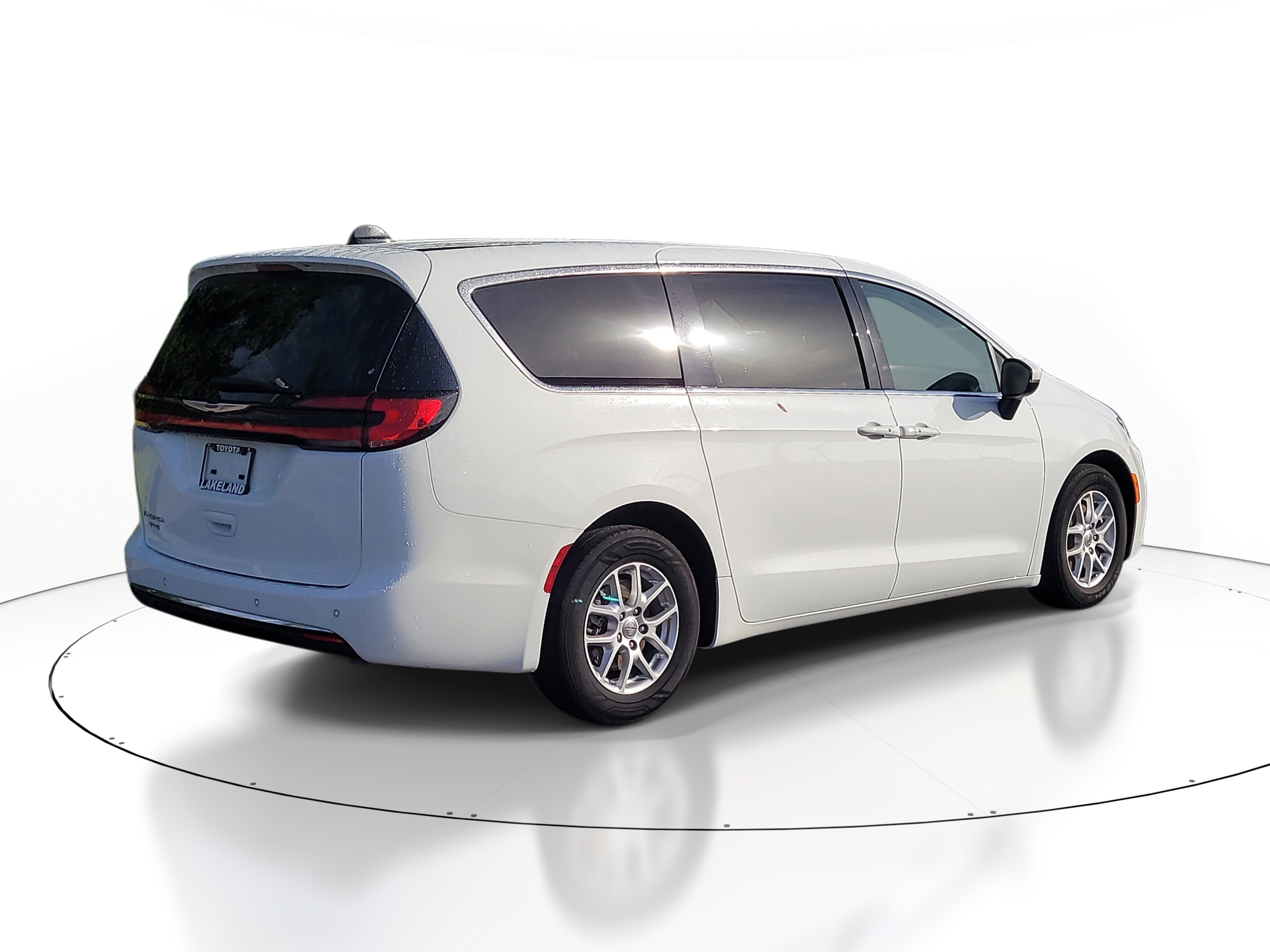 Used 2023 Chrysler Pacifica Touring-L image 7