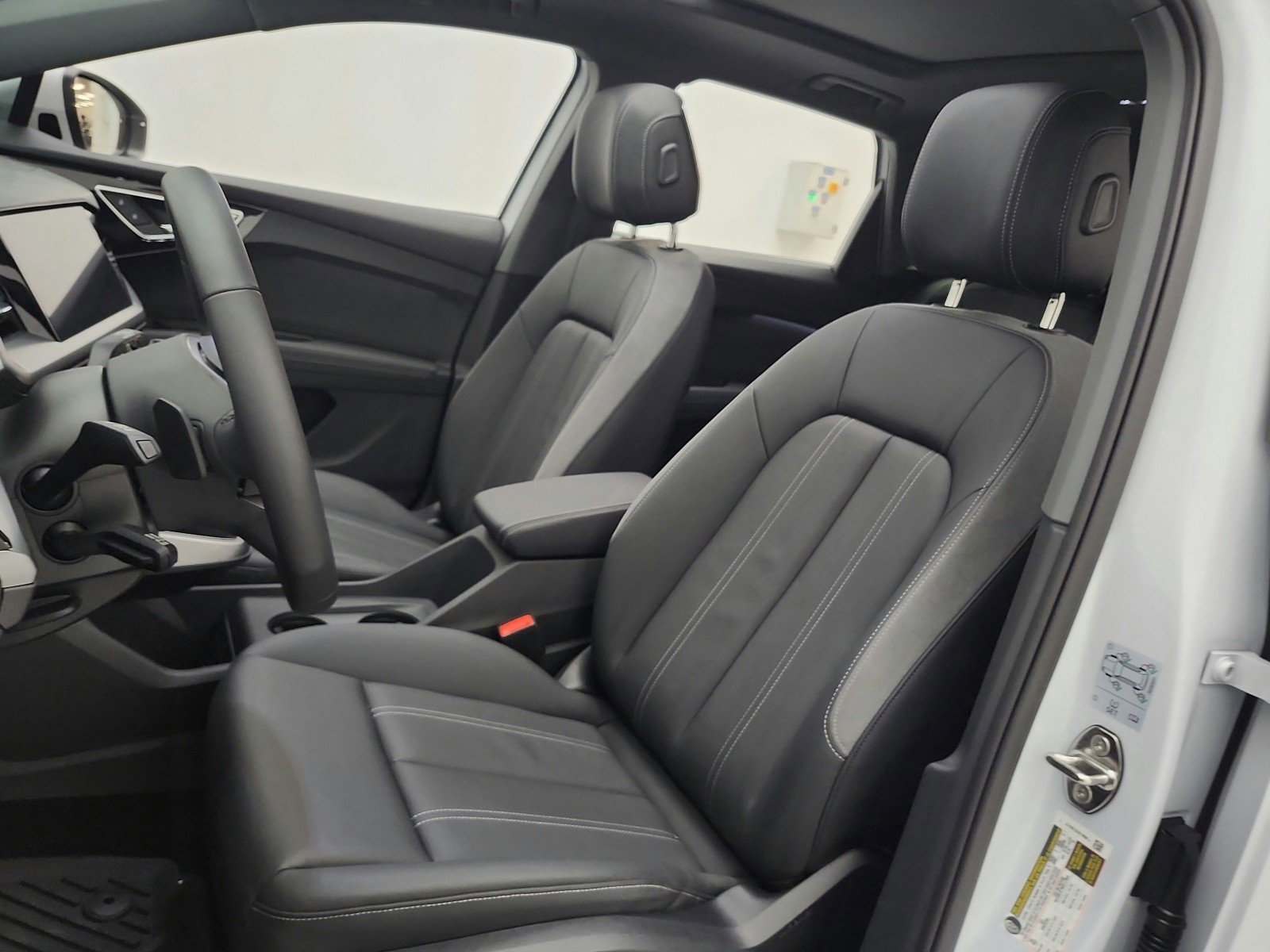 Used 2025 Audi Q4 e-tron Premium w/ Convenience Package image 10