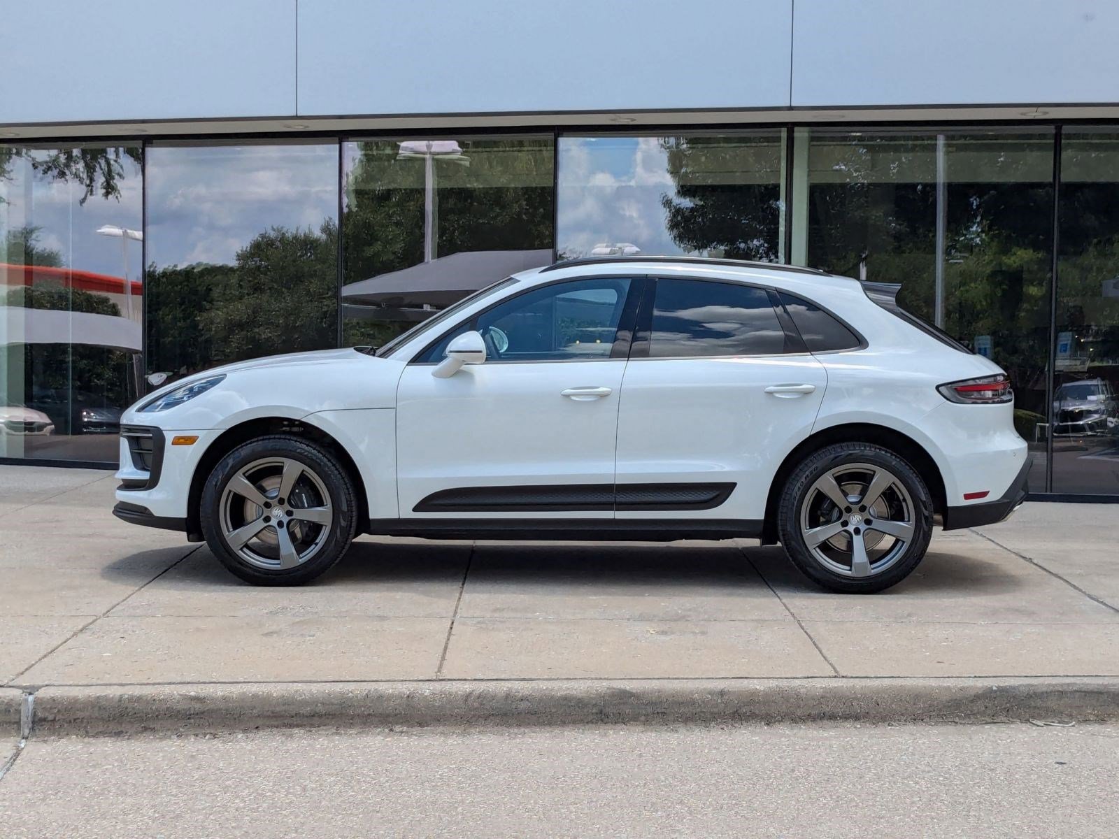 Certified 2025 Porsche Macan image 2