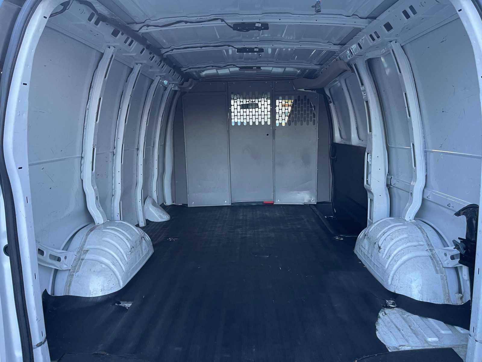 Used 2022 Chevrolet Express 3500 w/ Driver Convenience Package image 9