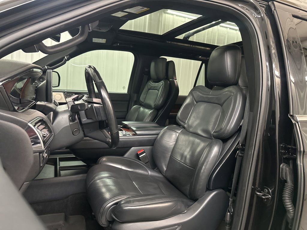 Used 2022 Lincoln Navigator Reserve image 13