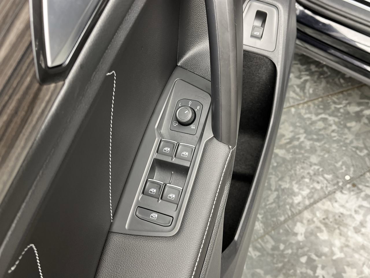 Used 2022 Volkswagen Tiguan SEL R-Line AWD/4WD image 10