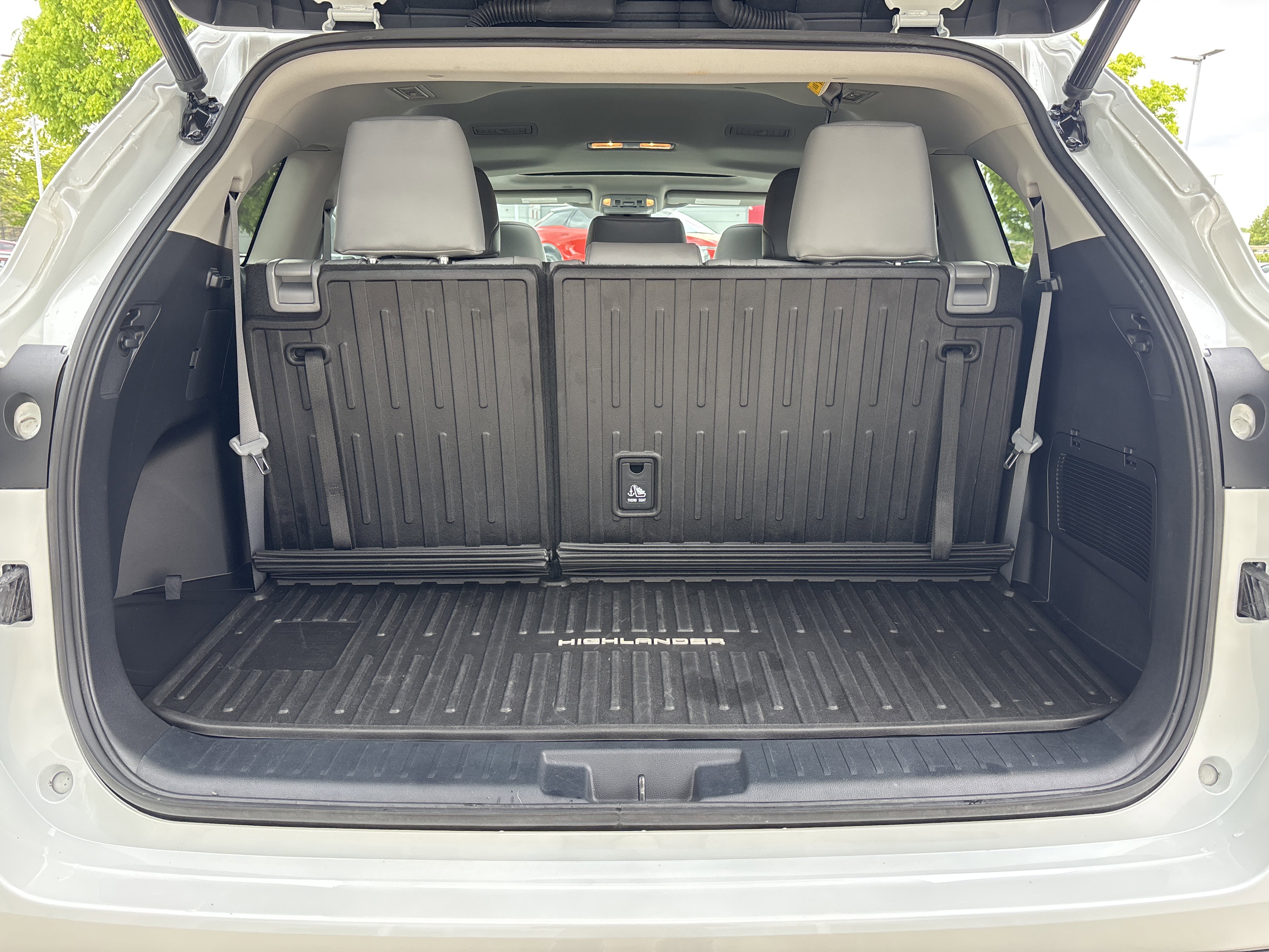 Used 2022 Toyota Highlander XLE AWD/4WD image 36