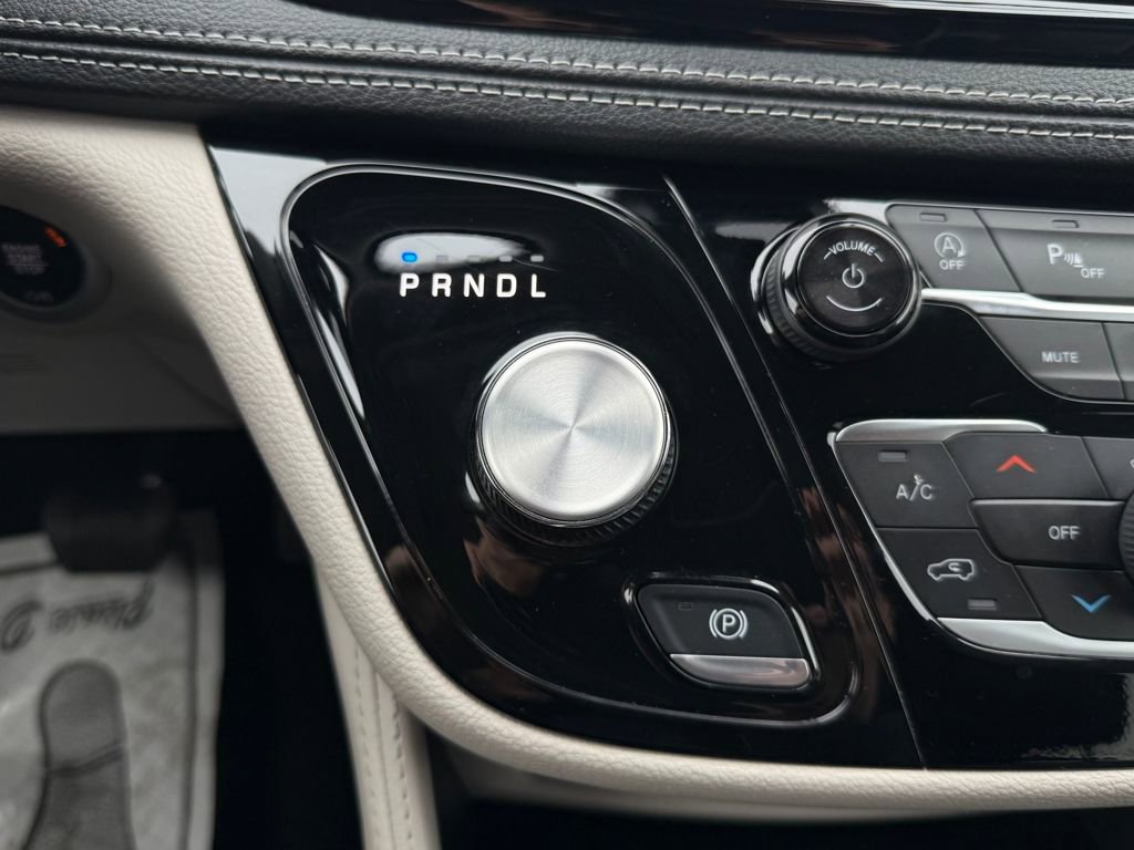 Used 2024 Chrysler Pacifica Limited image 25