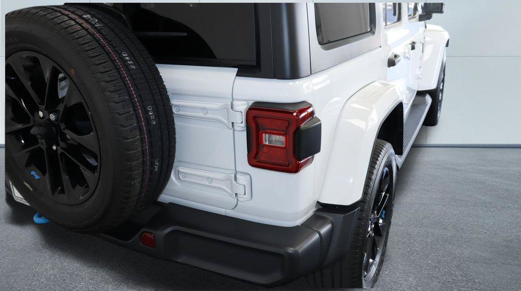 Used 2023 Jeep Wrangler Unlimited Sahara AWD/4WD image 14