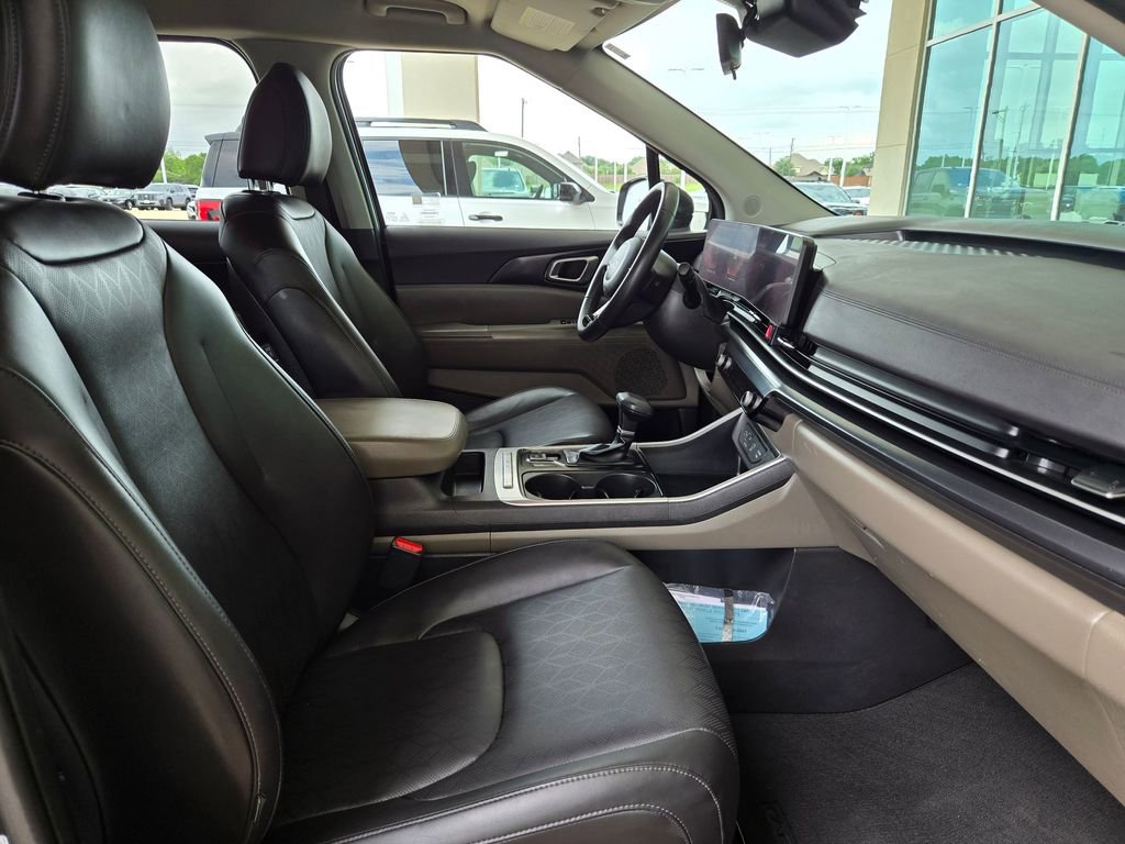Used 2025 Kia Carnival FWD image 26