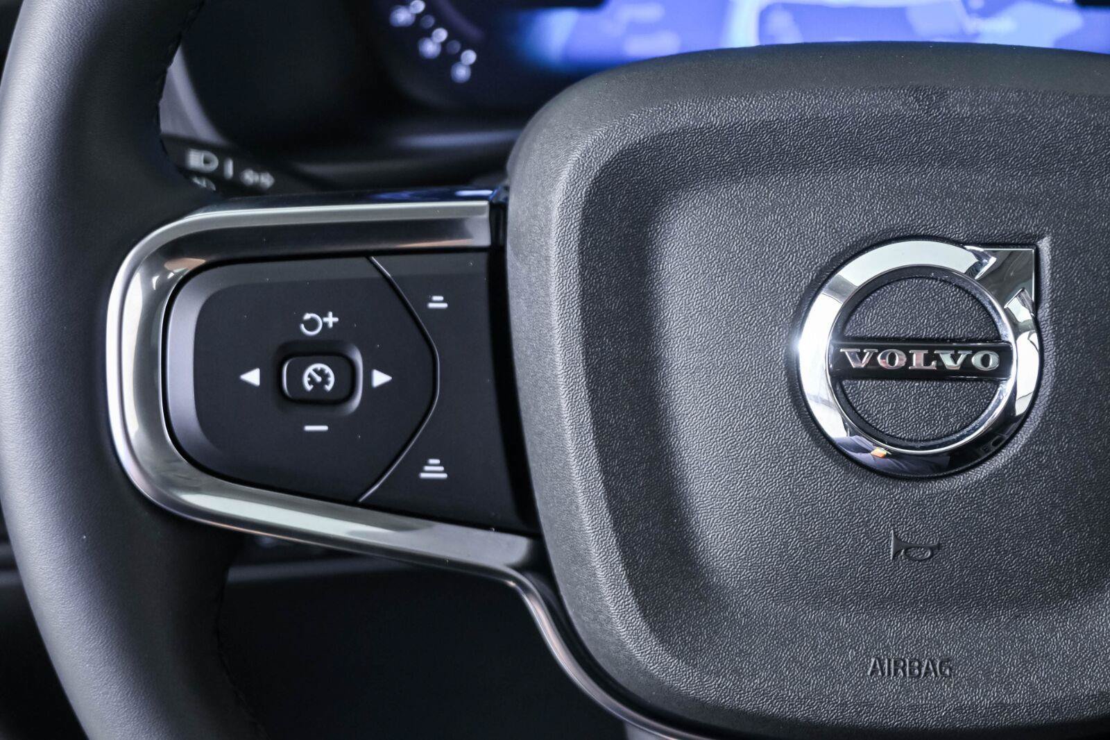 Used 2024 Volvo XC40 B5 Core w/ Protection Package Premier AWD/4WD image 9