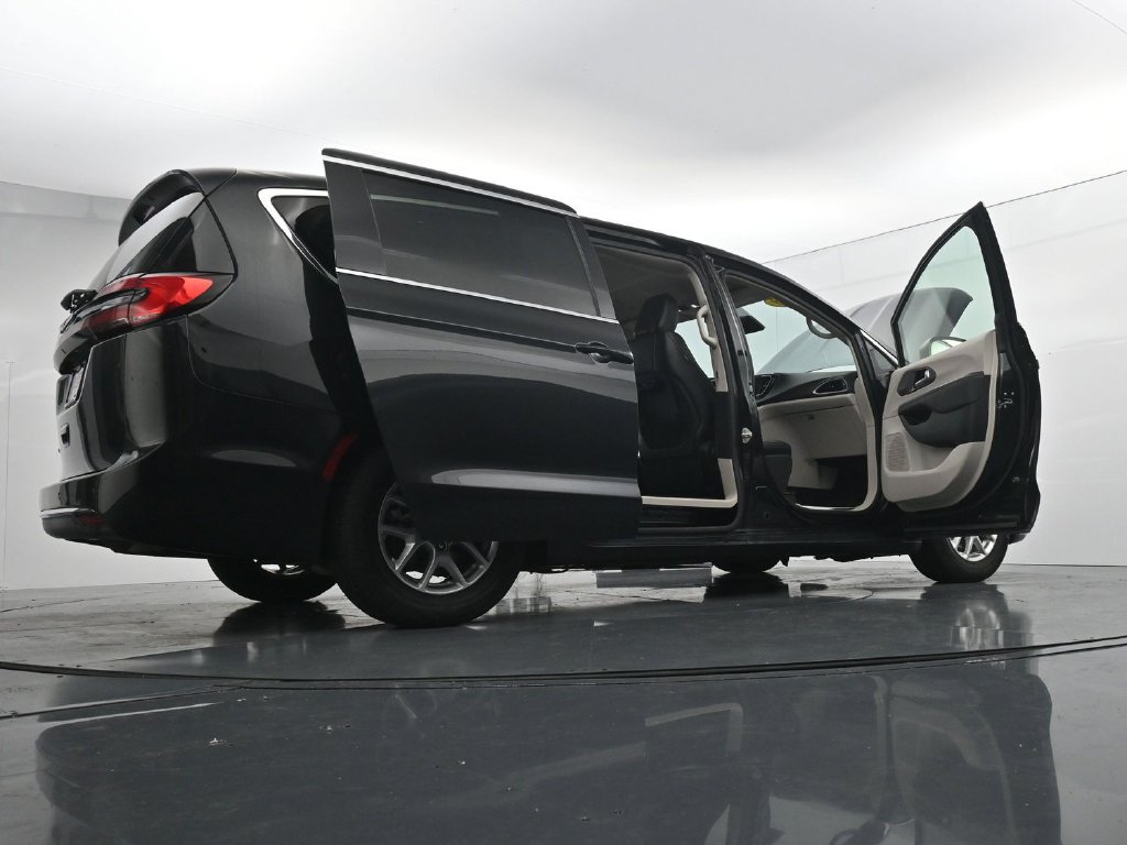 Used 2023 Chrysler Pacifica Touring-L FWD image 43