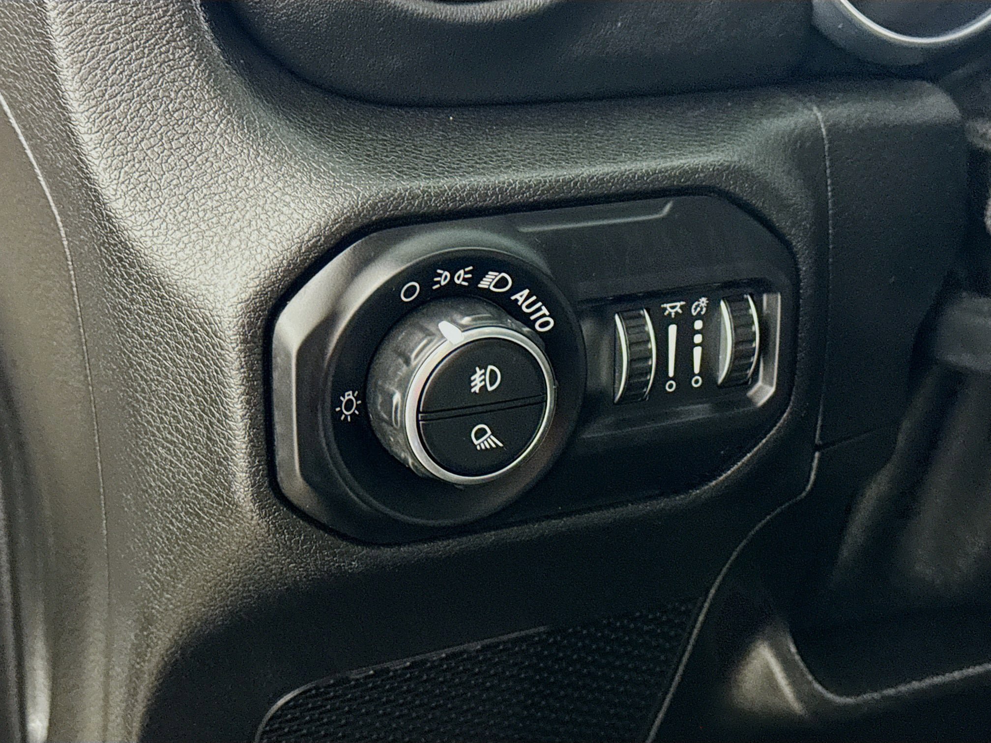 Used 2021 Jeep Gladiator Overland AWD/4WD image 13