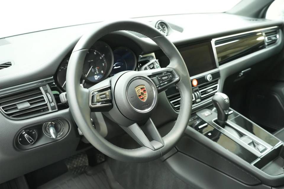 Certified 2025 Porsche Macan AWD/4WD image 4