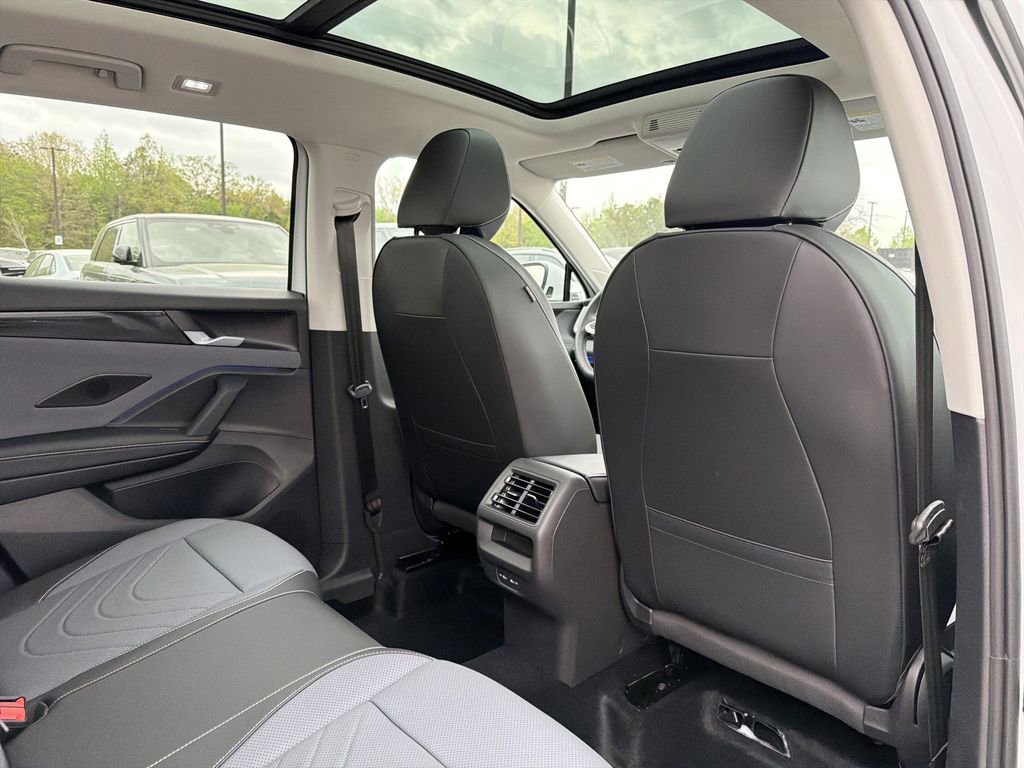 New 2026 Volkswagen Tiguan SE FWD image 17