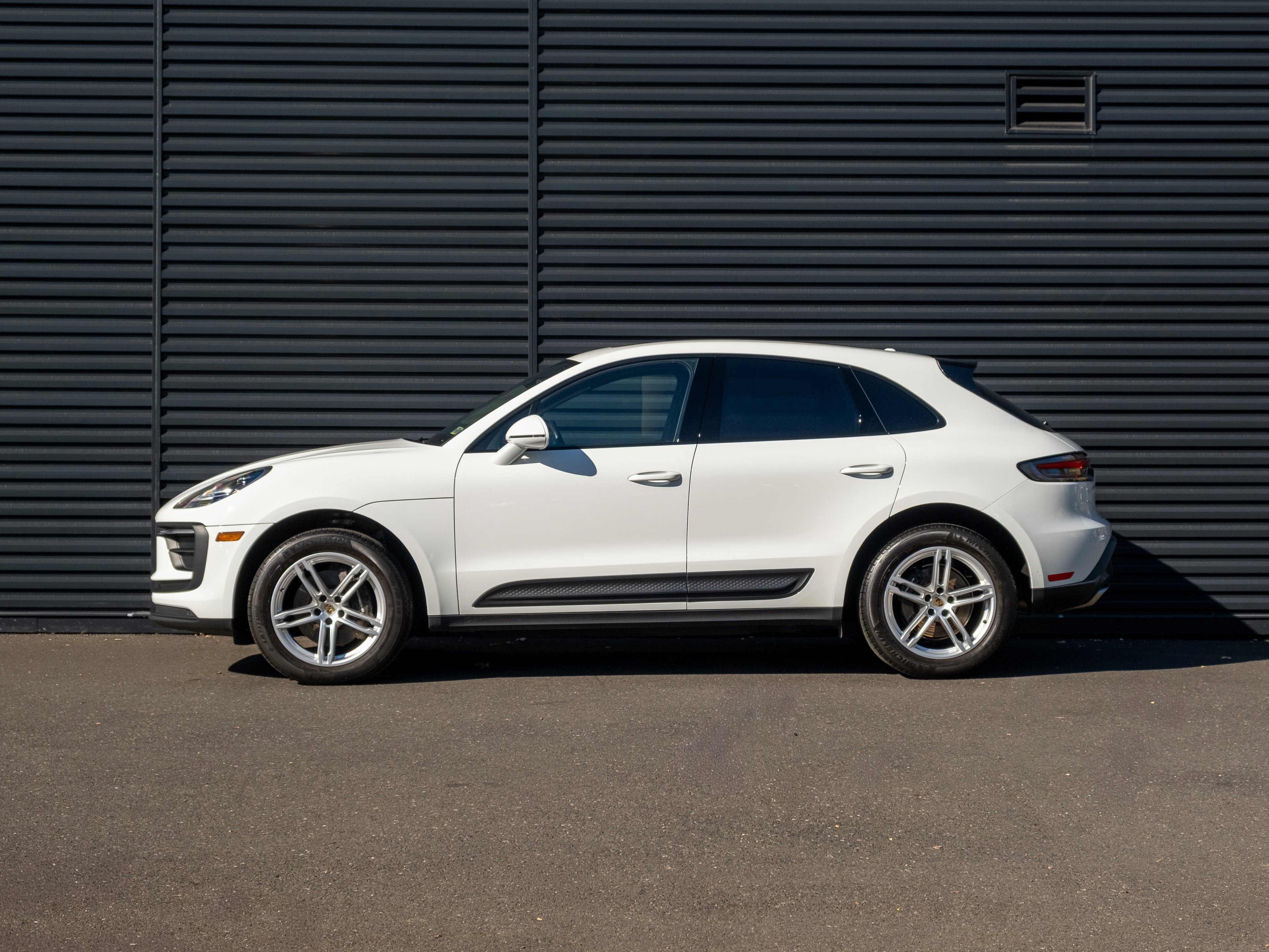Certified 2023 Porsche Macan image 2