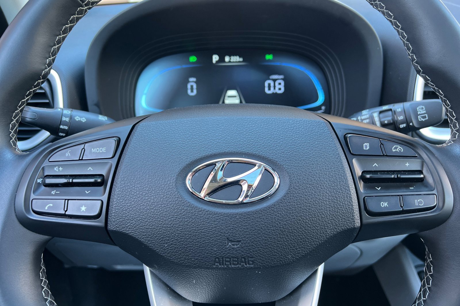 Certified 2025 Hyundai Venue SEL image 30