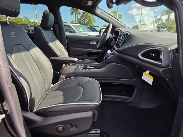 New 2027 Chrysler Pacifica Limited FWD image 18