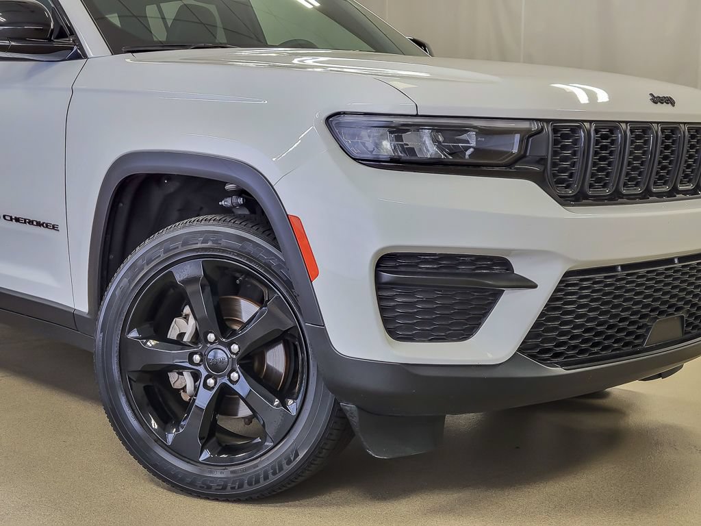 Used 2023 Jeep Grand Cherokee Altitude AWD/4WD image 4