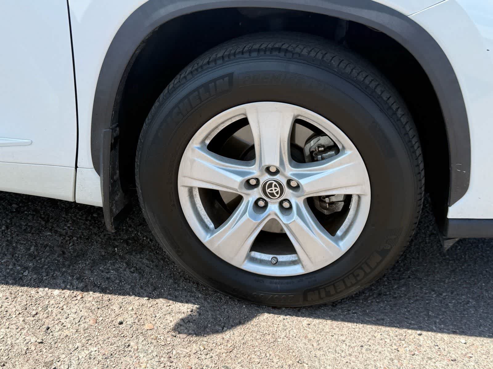Used 2023 Toyota Highlander LE AWD/4WD image 7