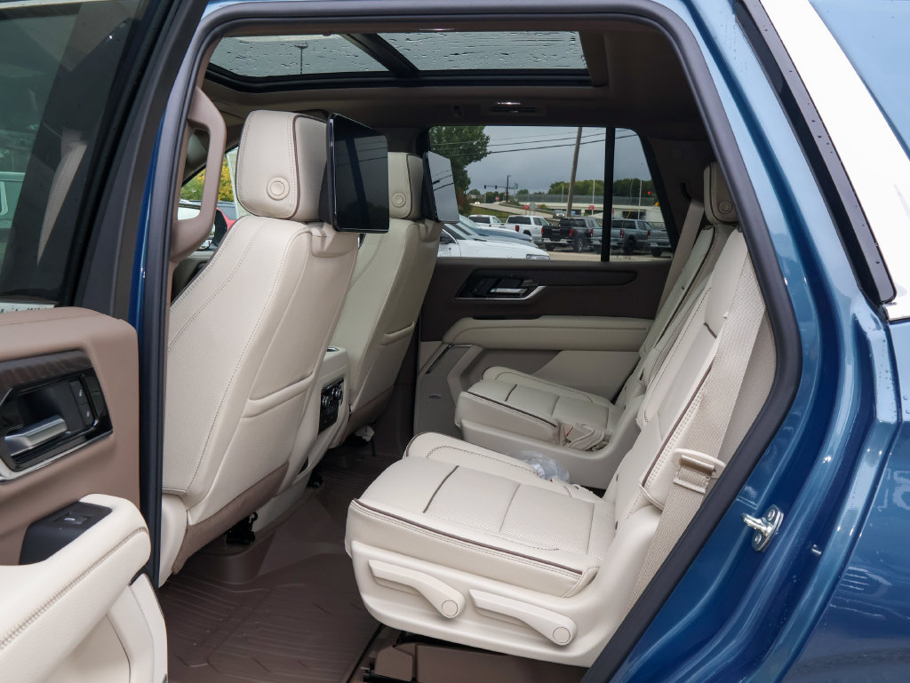 New 2026 GMC Yukon Denali w/ Denali Reserve Package AWD/4WD image 13