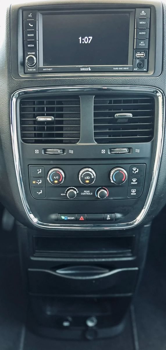Used 2018 Dodge Grand Caravan SE FWD image 16