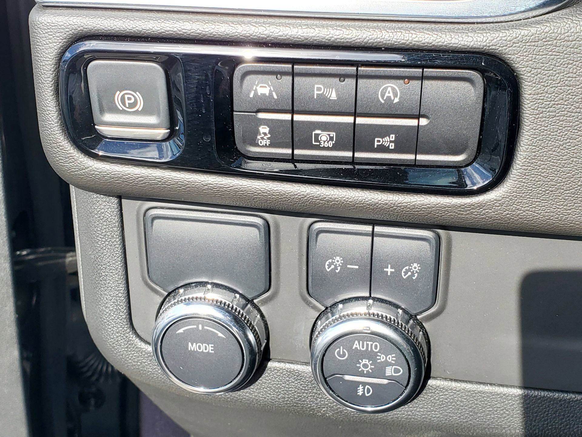 Used 2025 GMC Yukon Denali RWD image 25