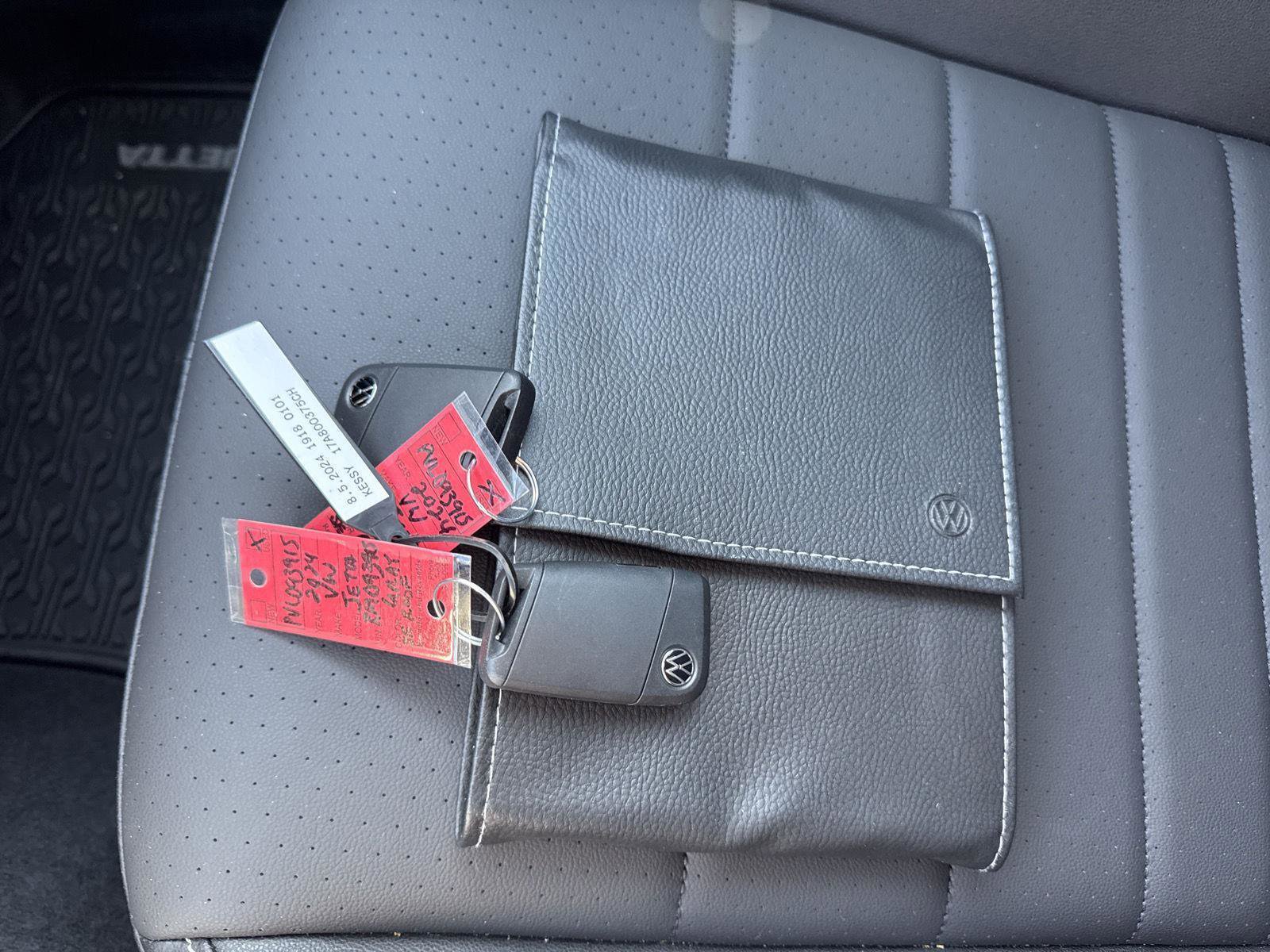 Used 2024 Volkswagen Jetta SE w/ Panoramic Sunroof Package image 22