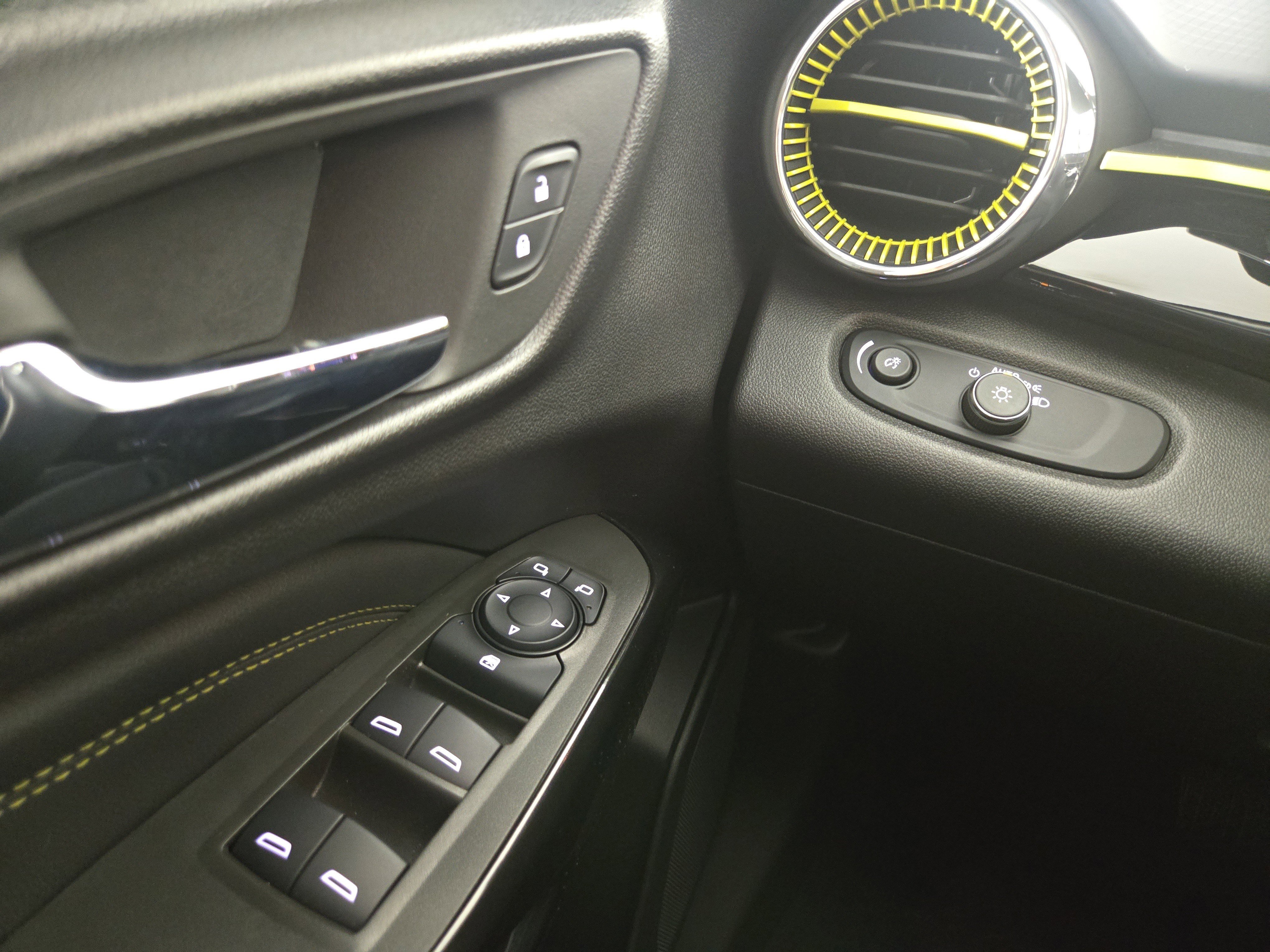 Certified 2024 Chevrolet Trax ACTIV w/ Sunroof Package FWD image 29