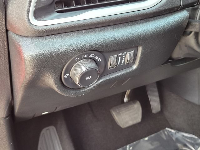 Used 2025 Chrysler Pacifica Select FWD image 13