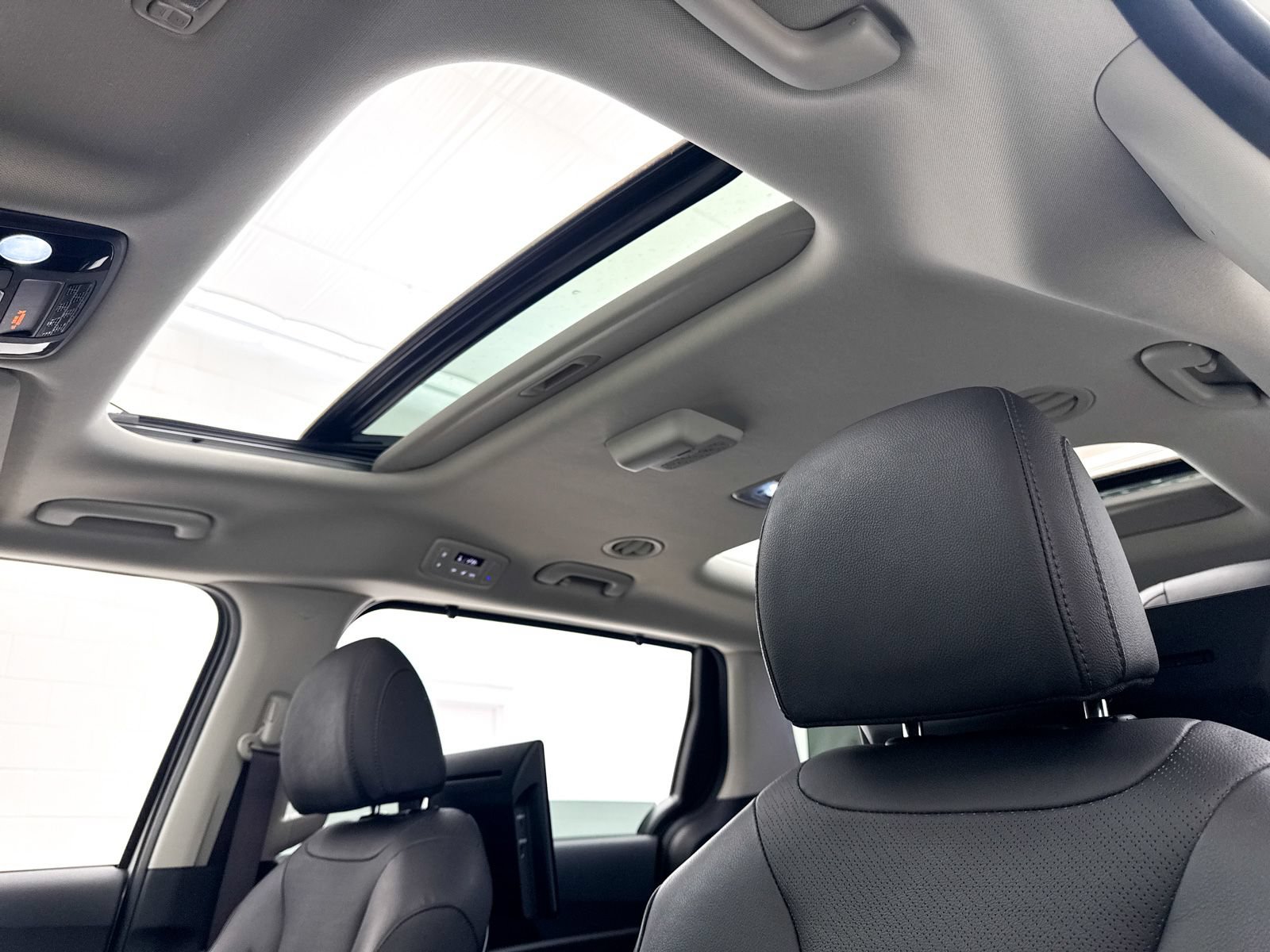 Certified 2025 Kia Carnival SX Prestige FWD image 3