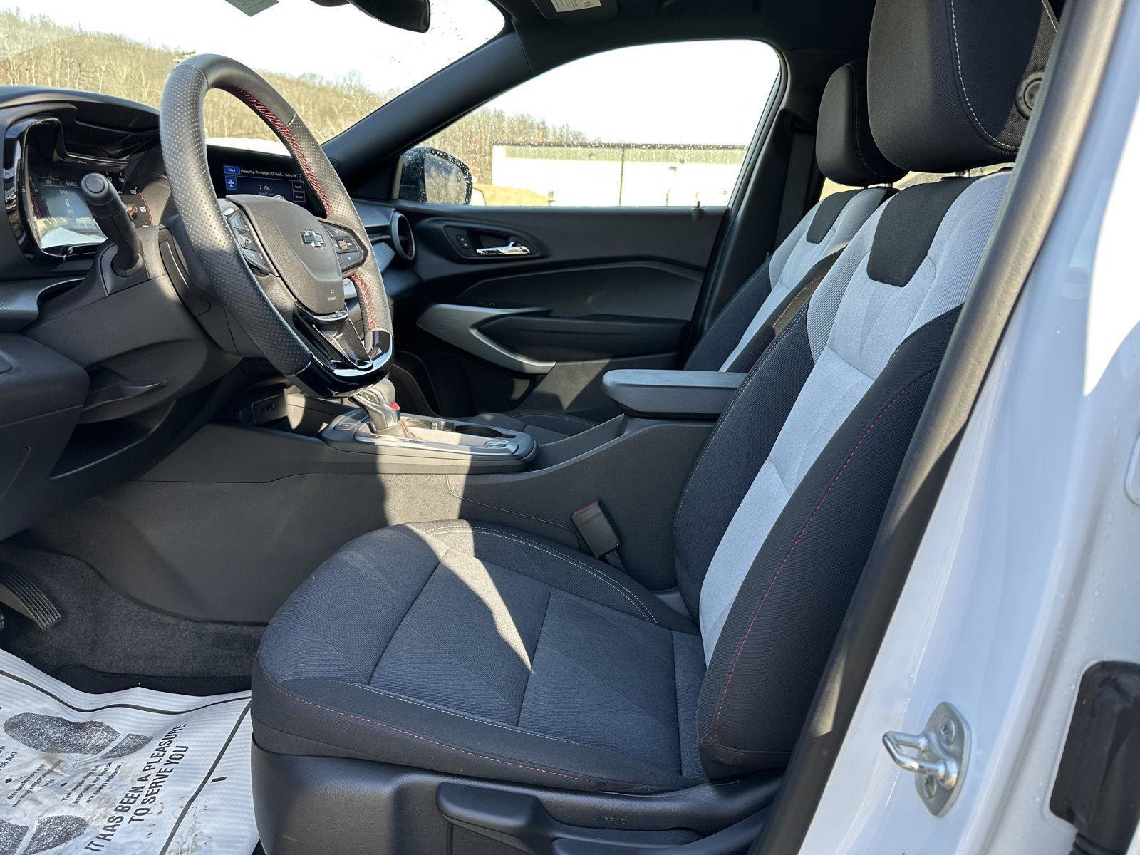 Used 2025 Chevrolet Trax RS w/ Driver Confidence Package image 8