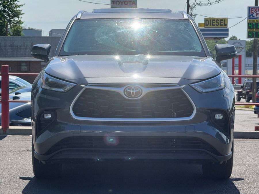 Used 2021 Toyota Highlander XLE AWD/4WD image 2