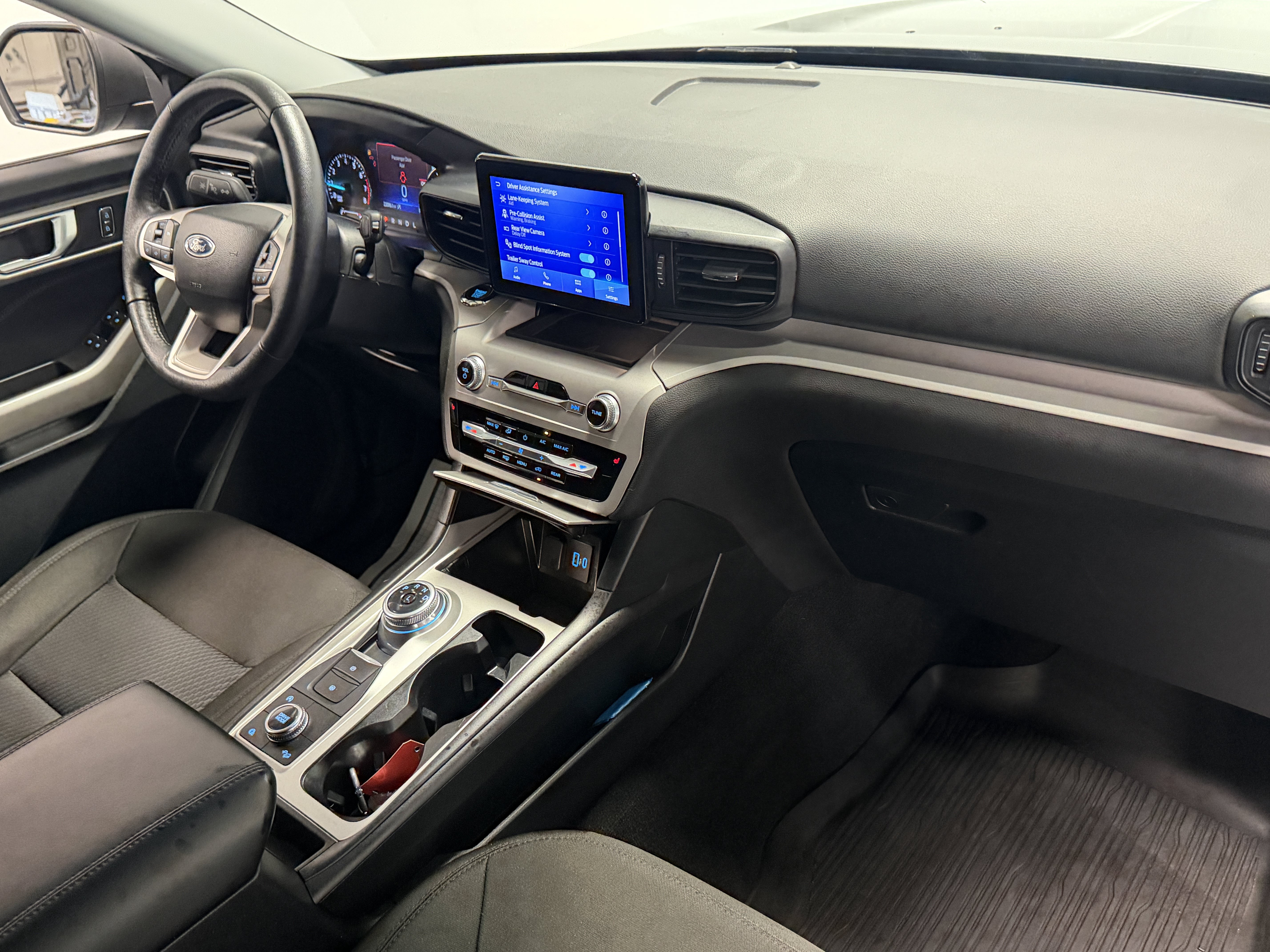 Used 2024 Ford Explorer XLT AWD/4WD image 19