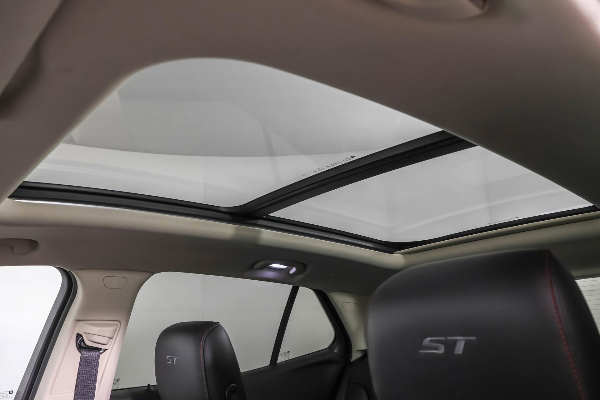 Used 2023 Buick Envision Essence w/ Sport Touring Package image 11