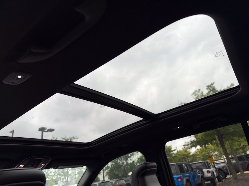 Used 2025 Jeep Grand Cherokee Summit AWD/4WD image 30