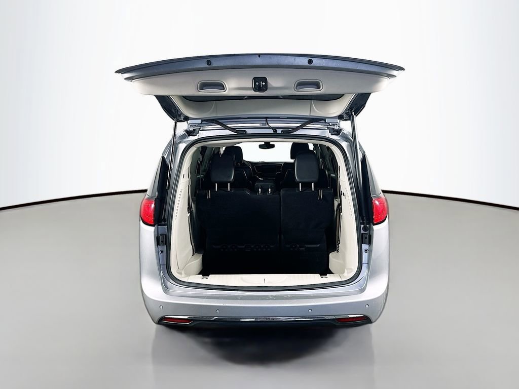 Used 2020 Chrysler Pacifica Limited image 29
