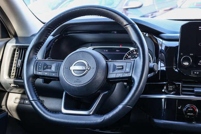 Used 2025 Nissan Pathfinder SL FWD image 16