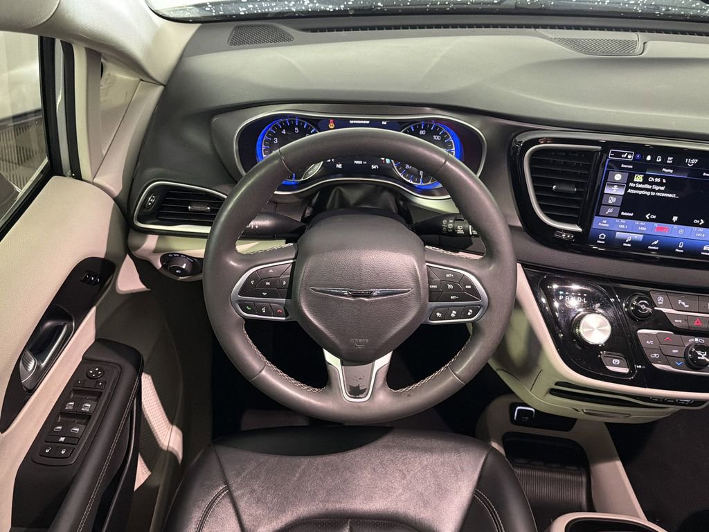 Used 2024 Chrysler Pacifica Touring-L image 31