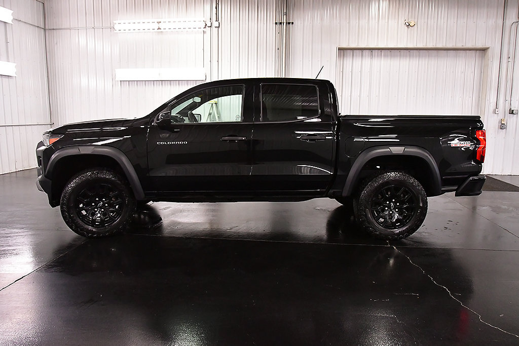 Used 2024 Chevrolet Colorado Trail Boss w/ Technology Package AWD/4WD image 4